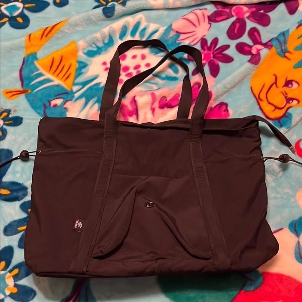 🆕 Elegant Black Tote bag with zipped top and pockets